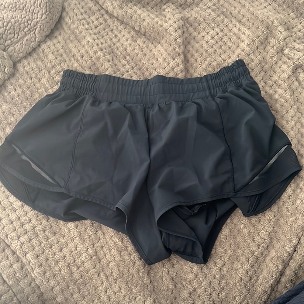 navy 2.5 hotty hot shorts!